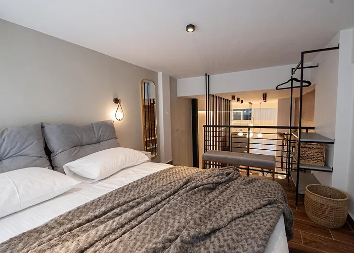 Luxe Loft Near Seaside